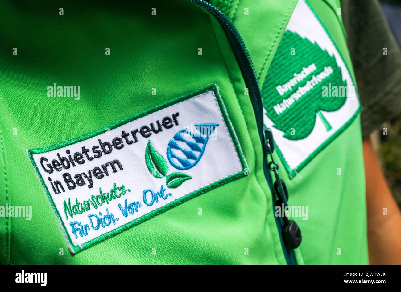 06 September 2022, Bavaria, Grabenstätt: The lettering 'Gebietsbetreuer in Bayern - Naturschutz - Für Dich. Vor Ort.' is written on the T-shrit of an area supervisor during the 20th anniversary. The anniversary event took place in an inn on the shores of Lake Chiemsee. Photo: Peter Kneffel/dpa Stock Photo