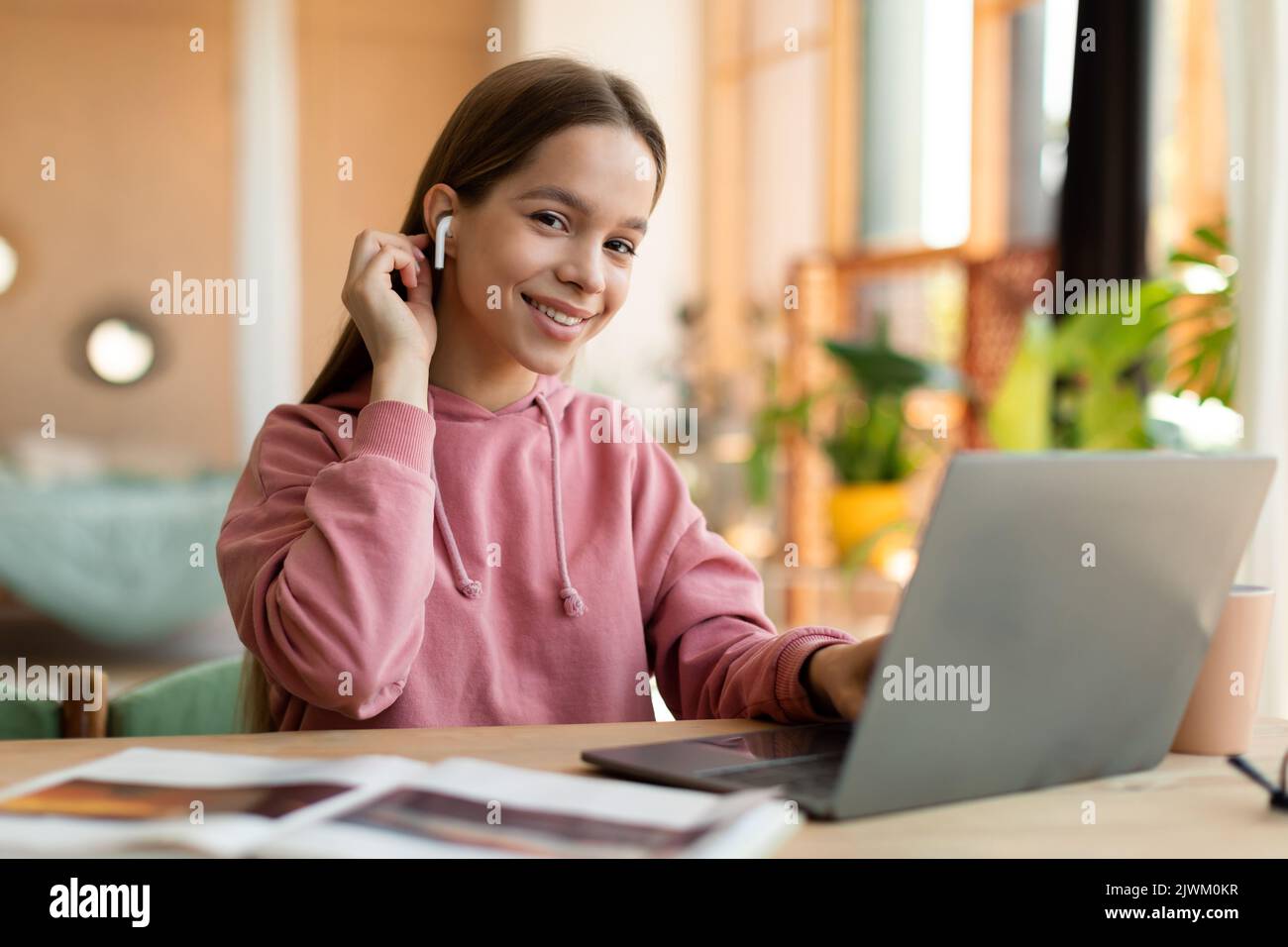 Wireless earbuds teen hi-res stock photography and images - Alamy