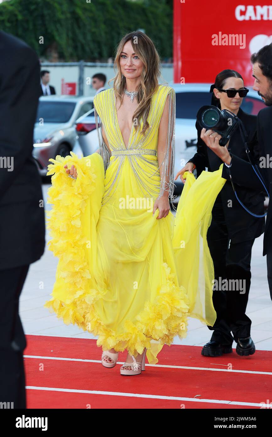 VENICE, ITALY SEPTEMBER 05 Olivia Wilde attends the "Don't Worry Darling" red carpet at the