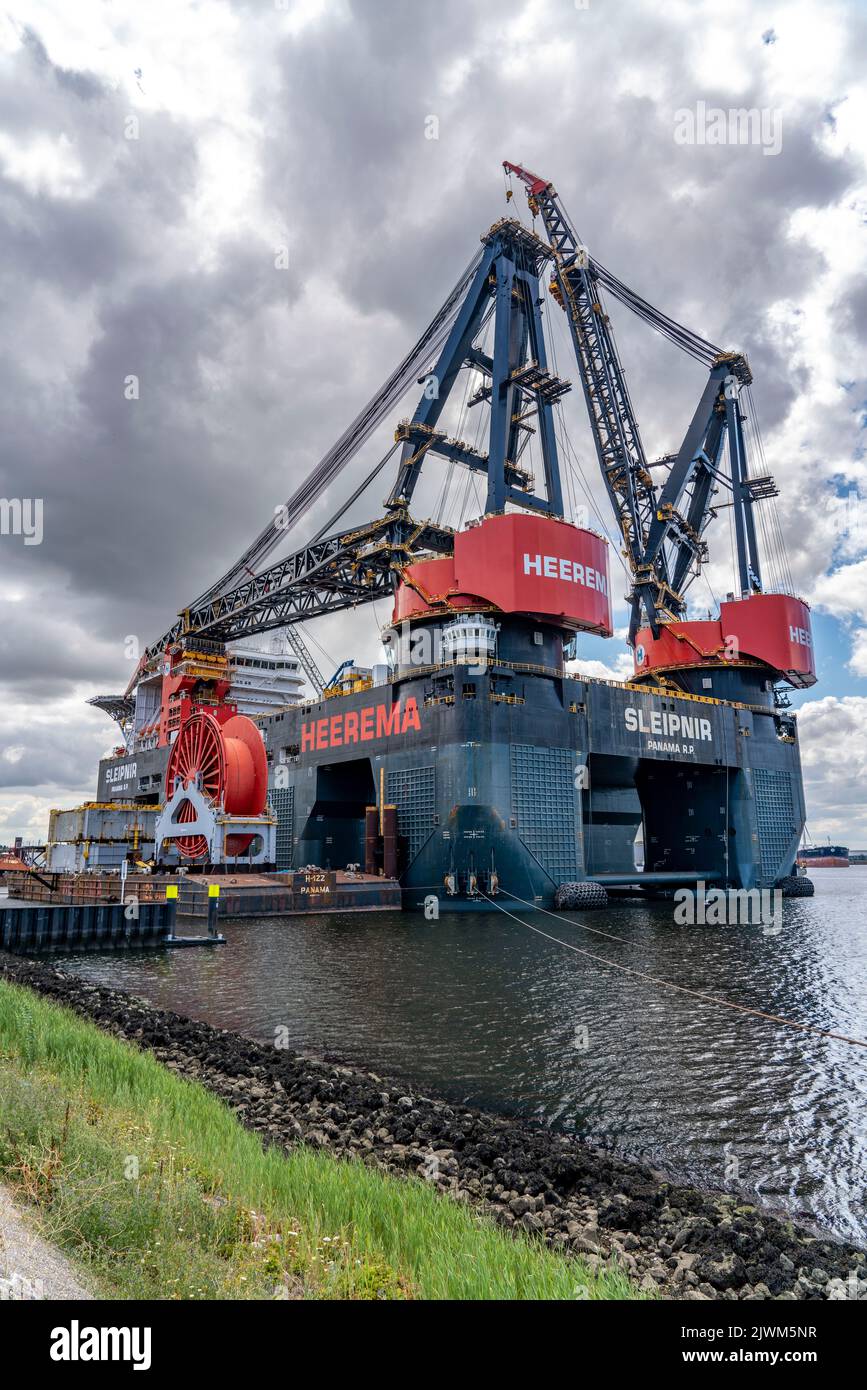 Petroleumhaven, the world's largest floating crane, Heerema Sleipnir, from Rotterdam