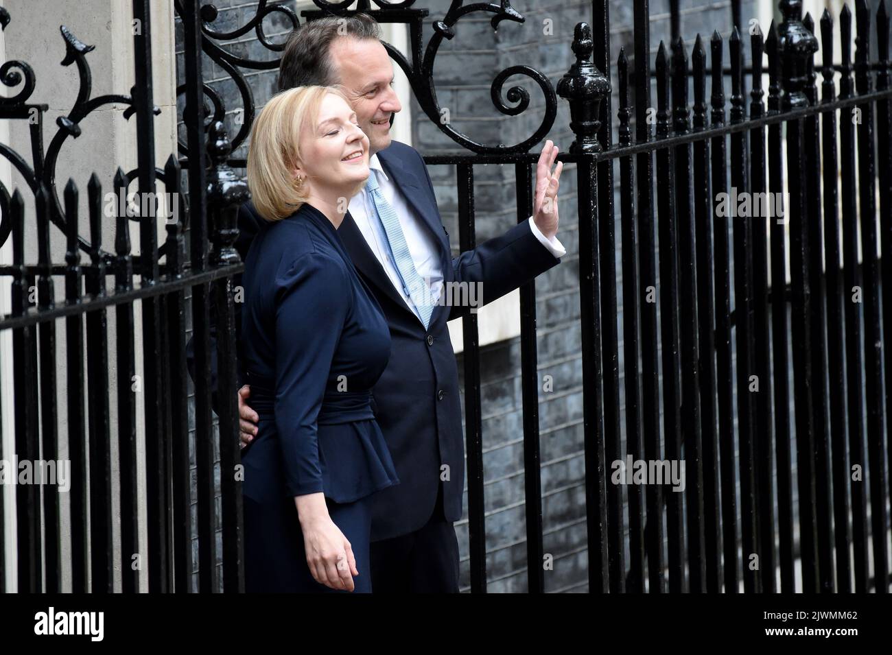 London, UK. 6th Sep, 2022. Liz Truss gives her first speech in Downing Street as the new Prime Minister of the United Kingdom after returning from Balmoral Castle in Scotland where her role was appointed by Her Majesty Queen Elizabeth ll and Truss was invited to form a government. Pictured with Husband Hugh O'Leary at the door to No10 Credit: MARTIN DALTON/Alamy Live News Stock Photo