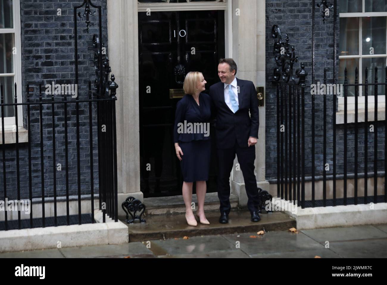 london-uk-06th-sep-2022-new-uk-prime-minister-liz-truss-and-husband