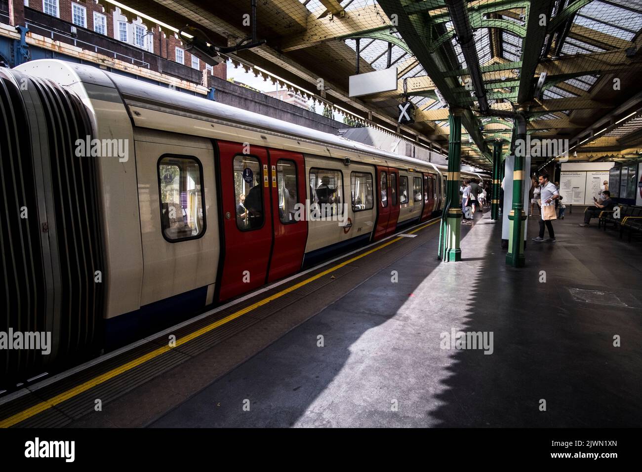 A London Underground train at the platform of South Kensington station on the Circle Line Stock Photo