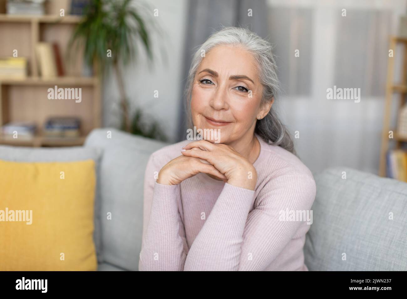 Stylish mature woman alone hi-res stock photography and images - Alamy