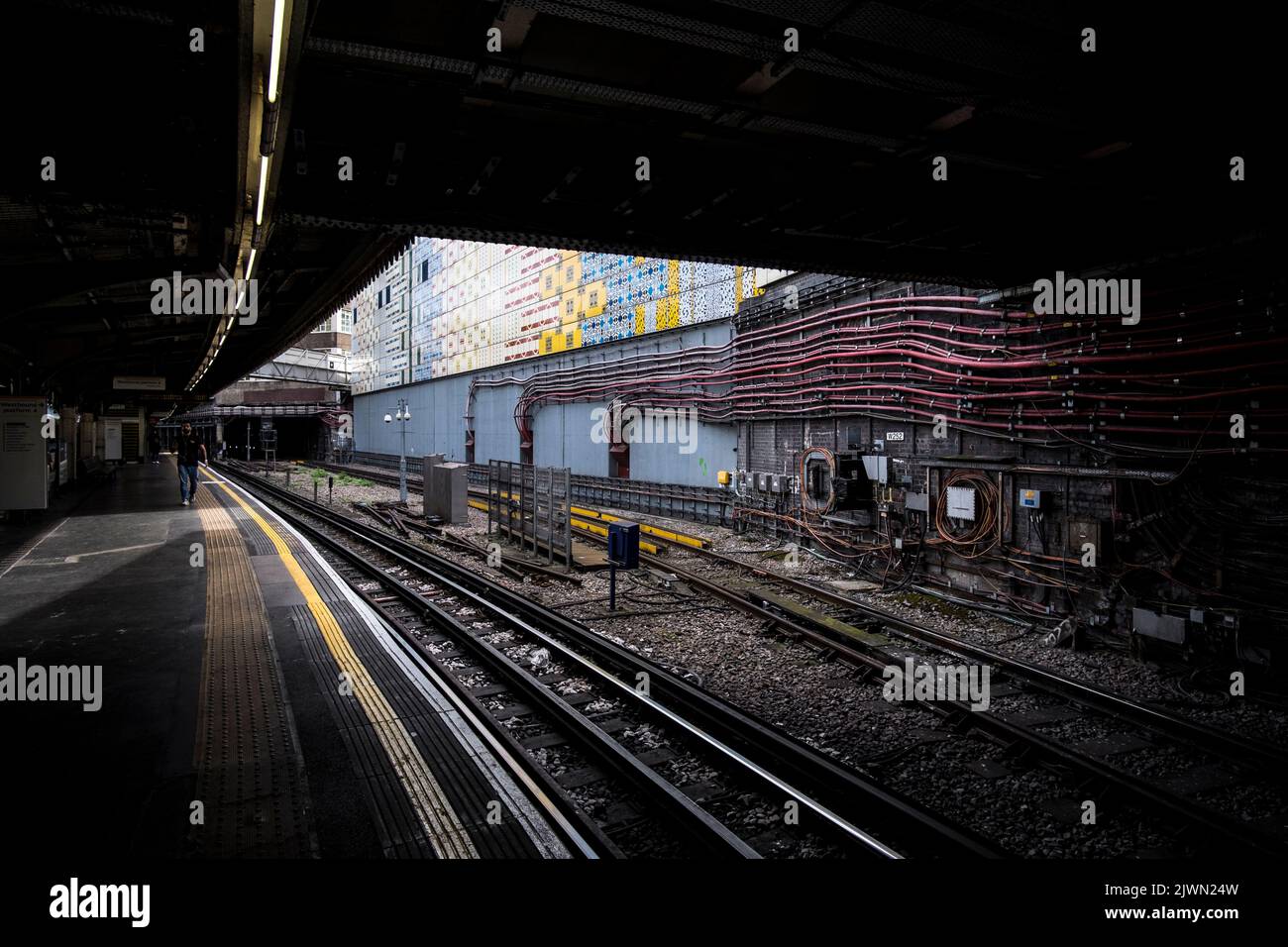 An empty platform and view of the track at Edgware Road station on the London Underground Circle Line Stock Photo