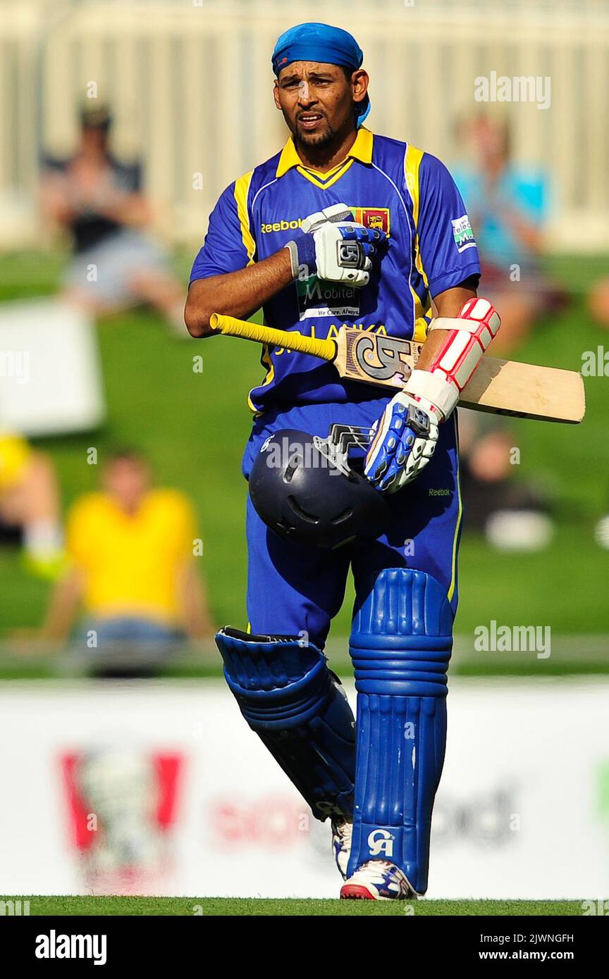 Sri Lanka s Tillakaratne Dilshan acknowledges the crowd after