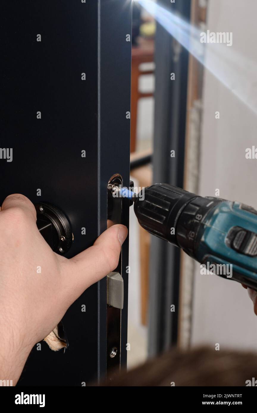 Installation of a door handle on interior doors, carpentry with doors