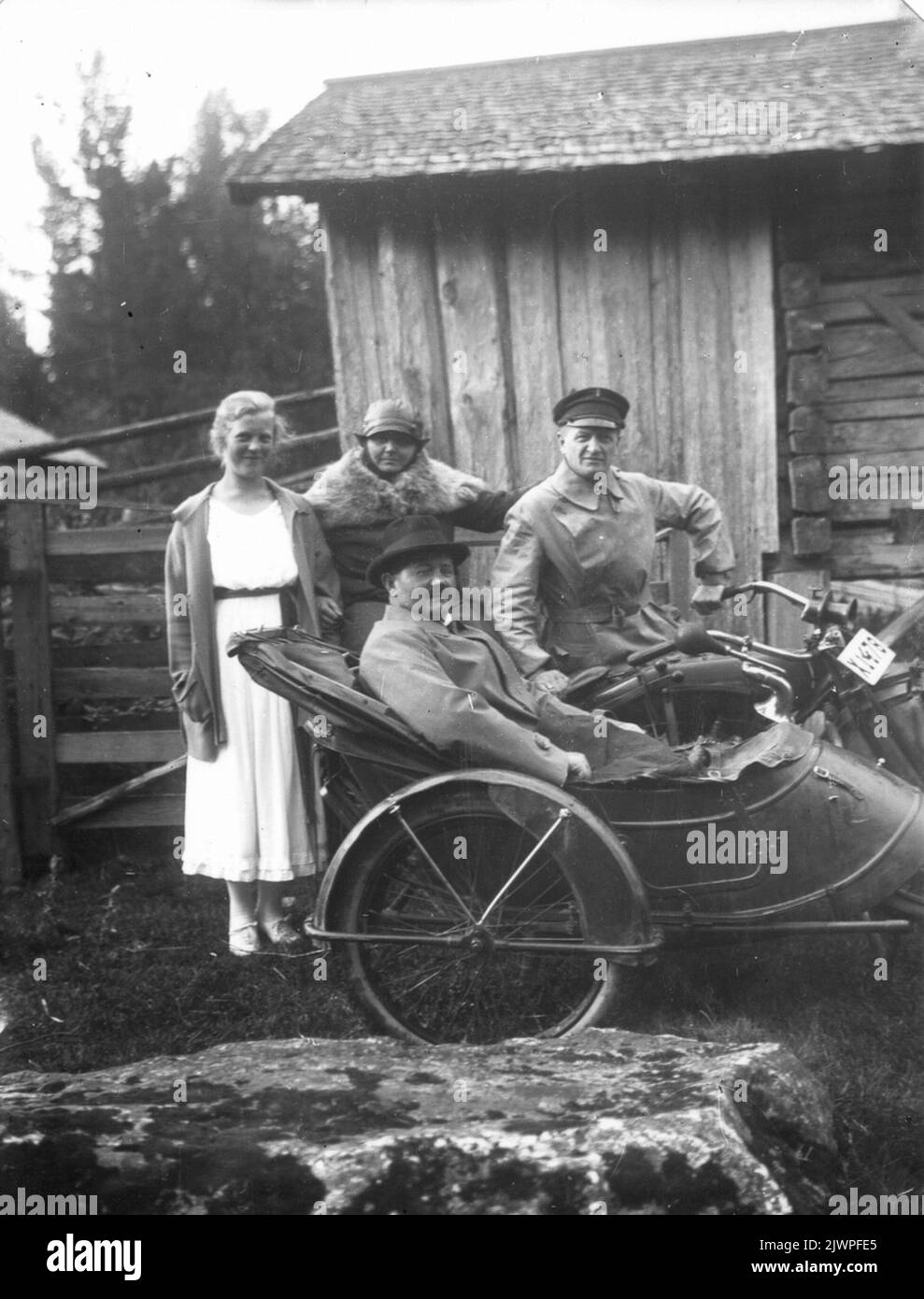 Group portrait, two men on a motorcycle with sidecar, two women. Grupporträtt, två män på motorcykel med sidovagn, två kvinnor. Stock Photo