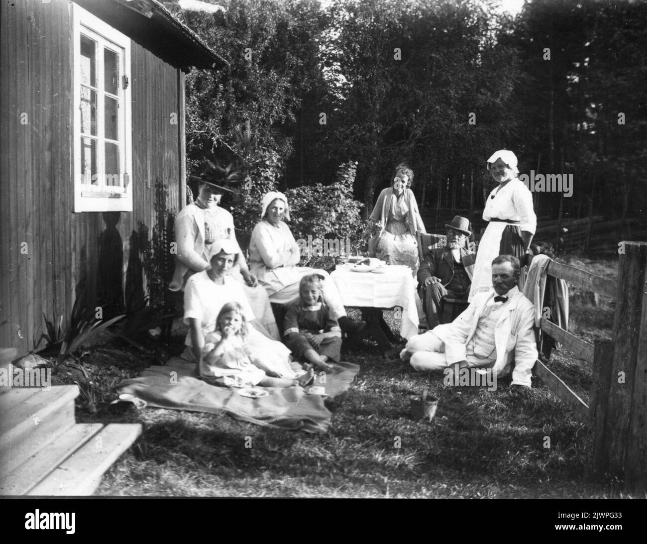 Family portrait, nine people. Familjeporträtt, nio personer Stock Photo ...