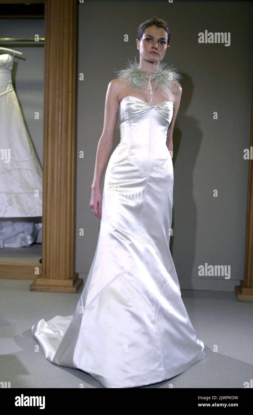 Vera Wang Fall 2003 Bridal show. New York, NY 10/17/02. (AAP Image/Vera Wang/Fashin  Wire Daily) NO ARCHIVING Stock Photo - Alamy