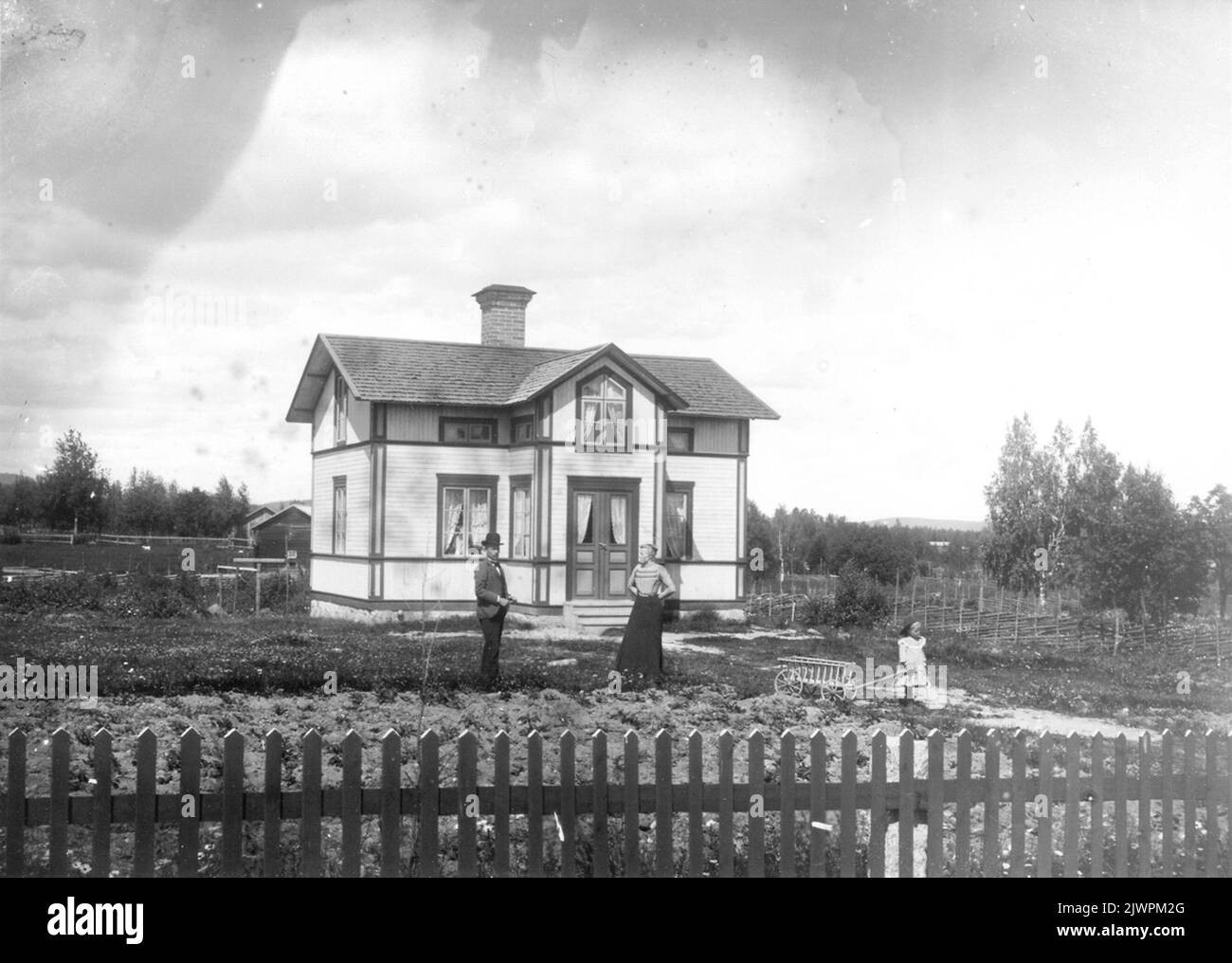 Per-Jönse's 'In Hällbo.' Anna Söderbloms 'in Hällbo.mannen on the left is Per Jönsson, born in 1862 and died in 1932. To the right Kristina (Borg) Jönsson, born 1866 and died in 1953. The little girl is Hilda (born 1894, Died 1982) or Nanny (born 1896, died 1917). 'Per-Jönses' i Hällbo. 'Anna Söderbloms' i Hällbo.Mannen till vänster är Per Jönsson, född 1862 och död 1932. Till höger Kristina (Borg) Jönsson, född 1866 och död 1953. Den lilla flickan är Hilda (född 1894, död 1982) eller Nanny (född 1896, död 1917). Stock Photo