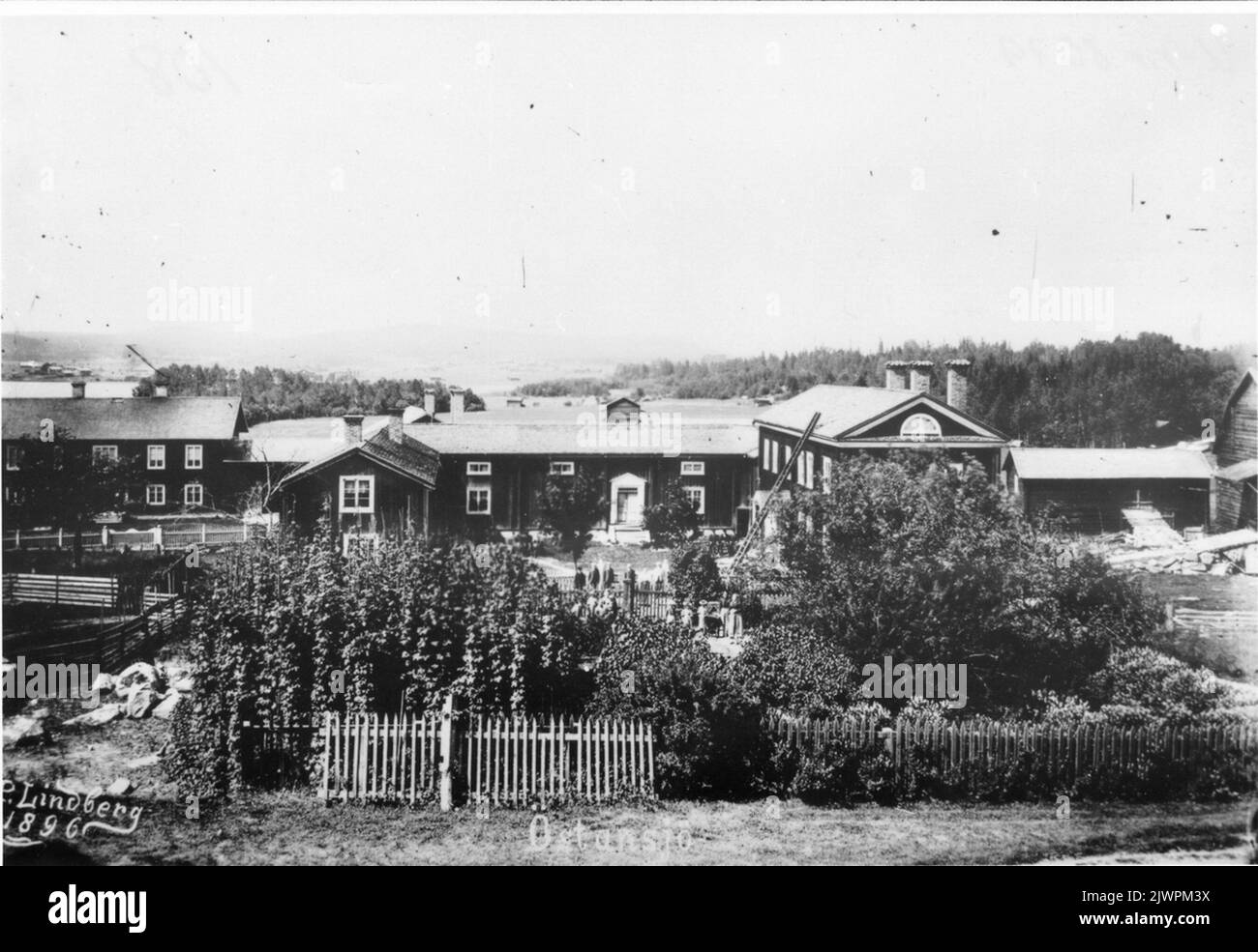 Old 'Oppigårds' in Östansjö, which was later demolished and moved to Håbacken ('Bagars'). 'Västergårds' in the background. Gamla 'Oppigårds' i Östansjö, som senare revs och flyttades till Håbacken ('Bagars'). 'Västergårds' i bakgrunden. Stock Photo