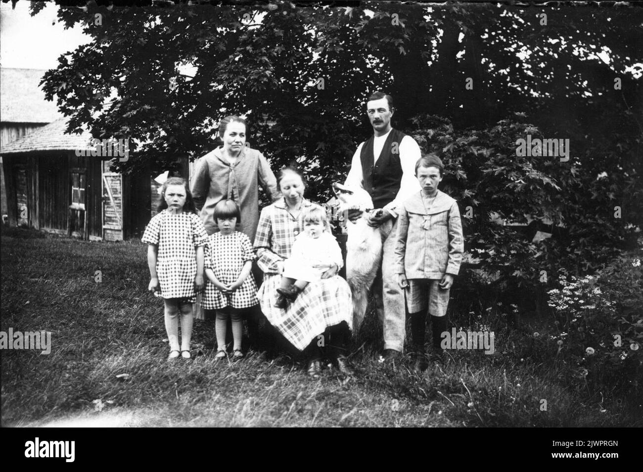 The motif from 'Anders-Jöns'. The Gustaf Lundberg family (Västerbo), Vivi, Ruth, Augusta with Karin, Gustaf, Gunnar and Augusta's sister Elna Andersson. Motivet från 'Anders-Jöns'. Familjen Gustaf Lundberg (Västerbo), Vivi, Ruth, Augusta med Karin, Gustaf, Gunnar samt Augustas syster Elna Andersson. Stock Photo