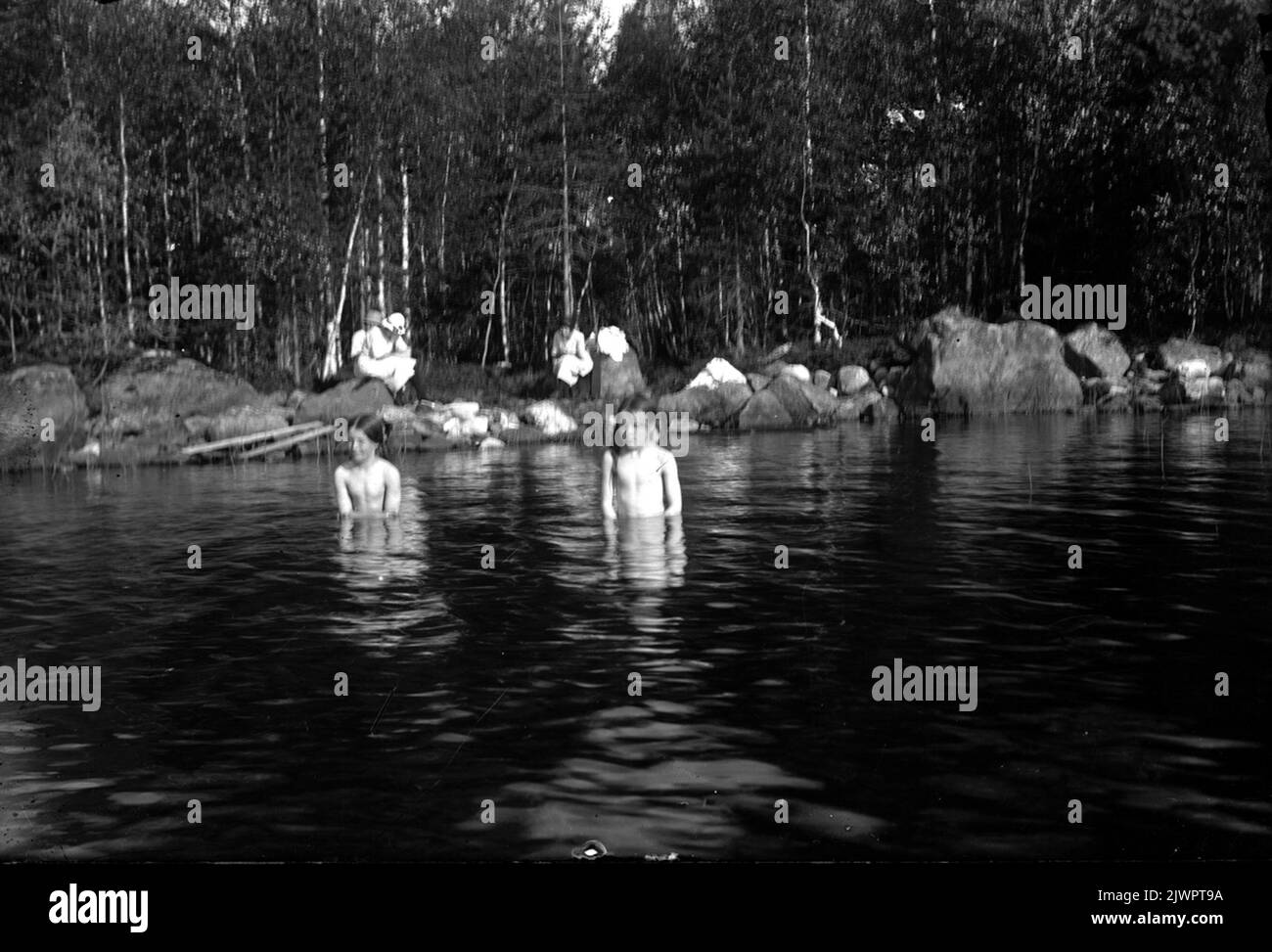 Bathing children. Badande barn Stock Photo - Alamy