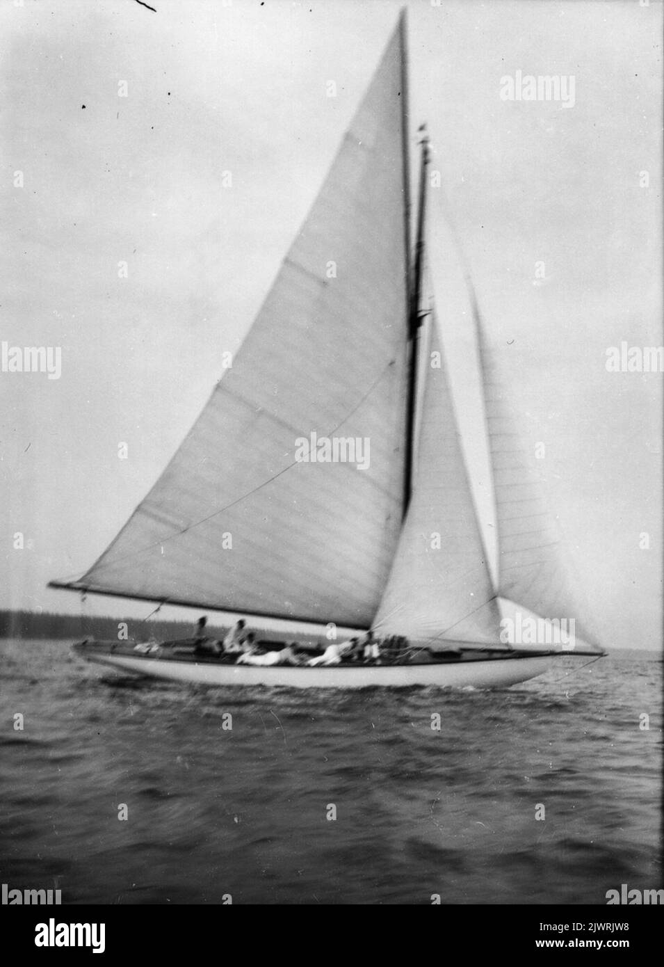 9 m r-yacht 'Itaka', owner Director Sven Engwall, Gävle. The boat came to Gävle in 1923. During the early 1930s, the boat was named 'Gevalia', and had to be used for a few years by Gävle Sailing Society's junior department for education. 9 m R-yacht 'Itaka', ägare direktör Sven Engwall, Gävle. Båten kom till Gävle år 1923. Under början av 1930-talet blev båten döpt till 'Gevalia', och fick disponeras några år av Gävle Segelsällskaps junioravdelning för utbildning. Stock Photo