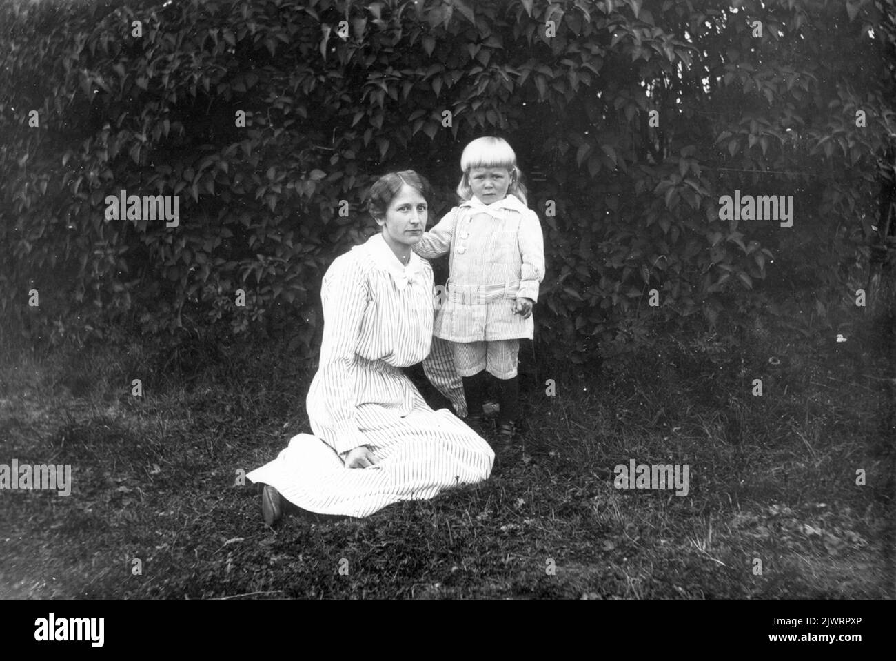 Elin Haglund (tailor) with son Gustav. Elin Haglund (Skräddars) med