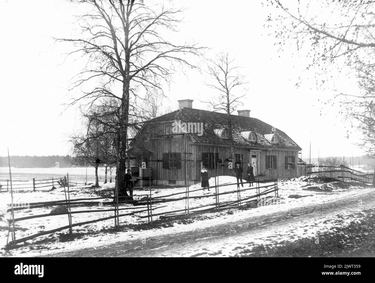 Probably Adelsö. The man at the tree on the left is Mårar-Erhard (Nilsson). Troligen Adelsö. Mannen vid trädet till vänster är Målar-Erhard (Nilsson). Stock Photo