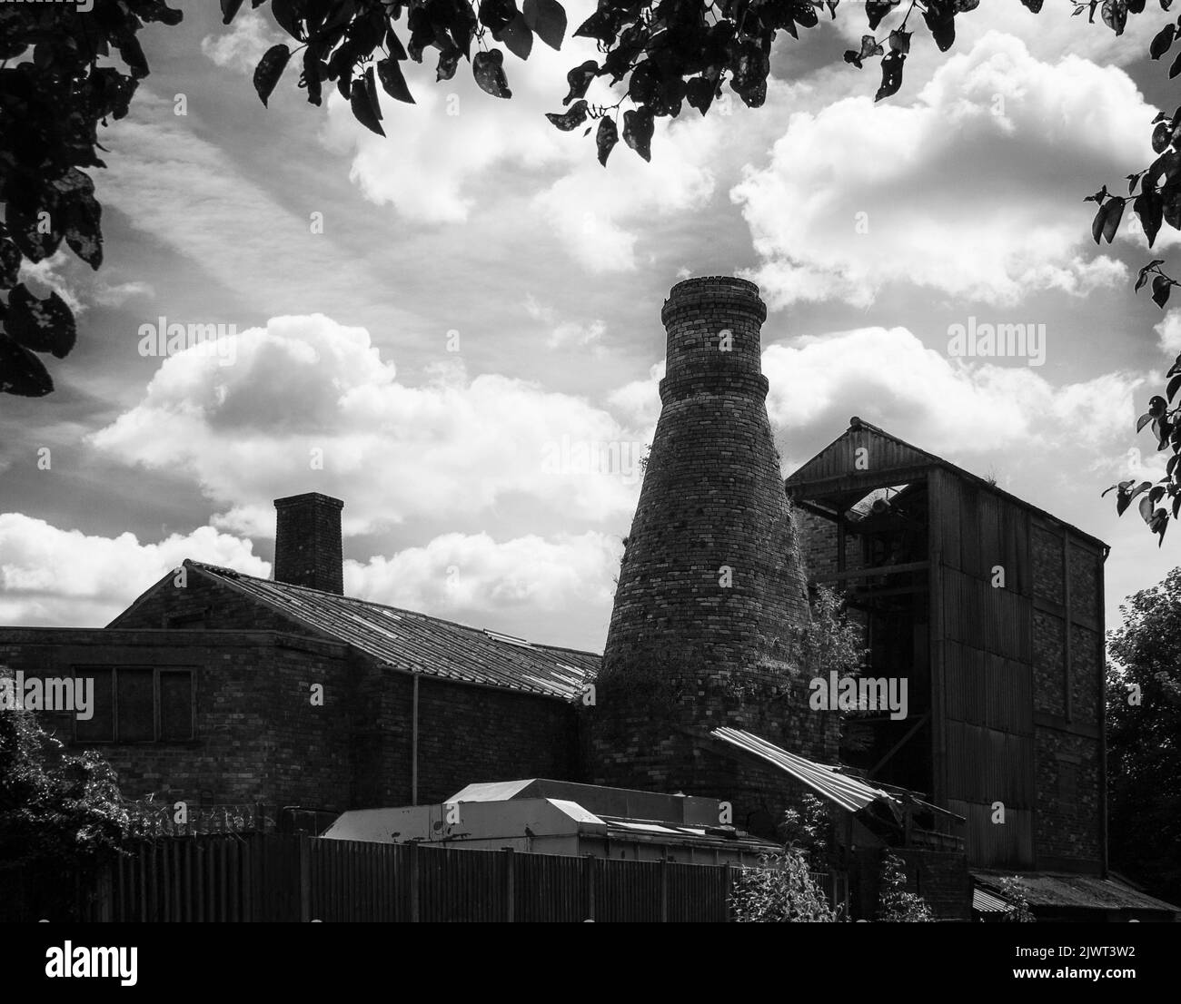 An old pottery silhouetted against bright clouds. Featuring the history of Stoke on Trent in monochrome Stock Photo