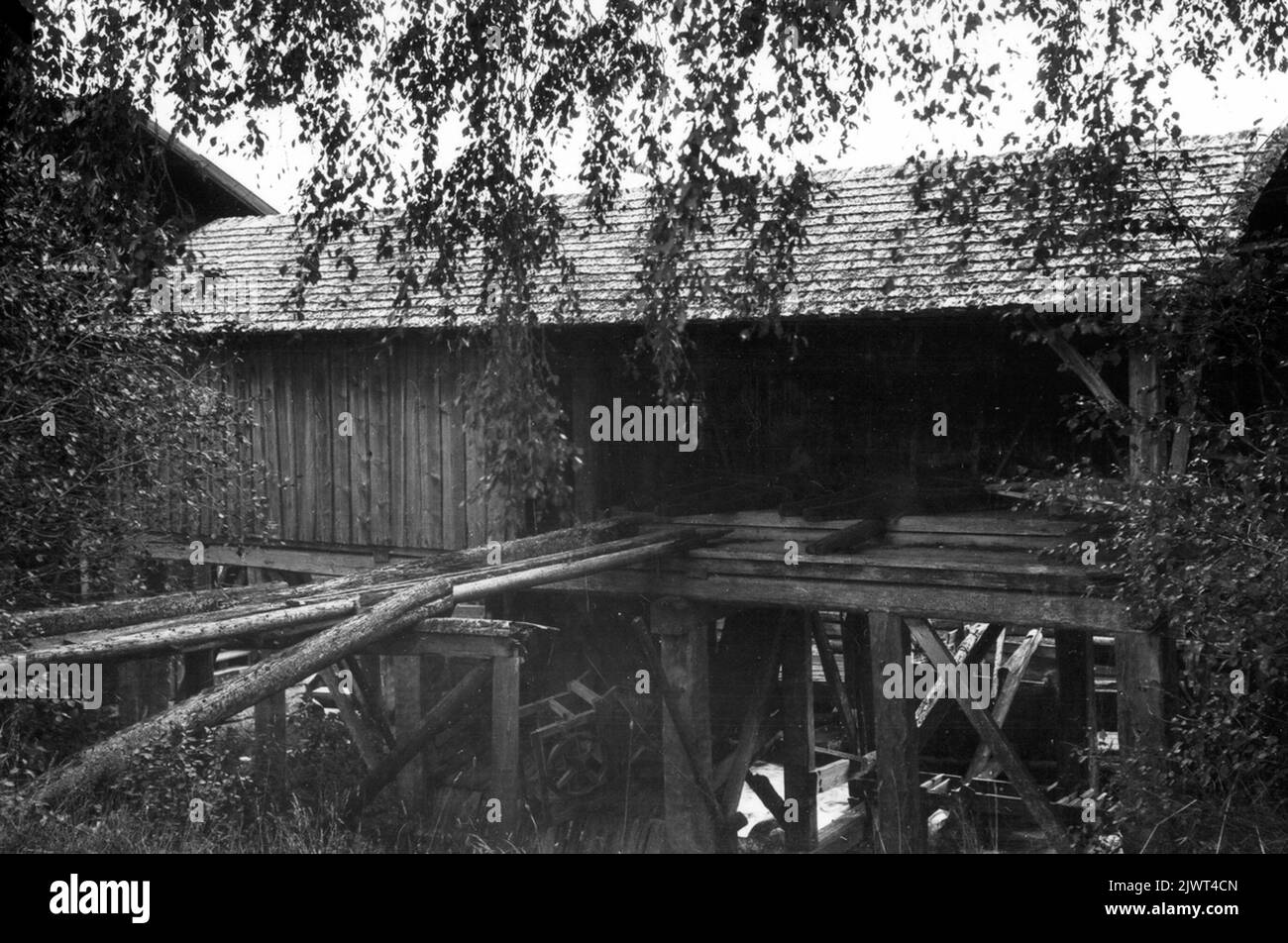 The so -called village saw at Voxnan, now moved downstream as 'ancient memory', next to the now demolished spinner. Den s k bysågen vid Voxnan, nu flyttad nedströms som 'fornminne', intill det nu rivna spinneriet. Stock Photo