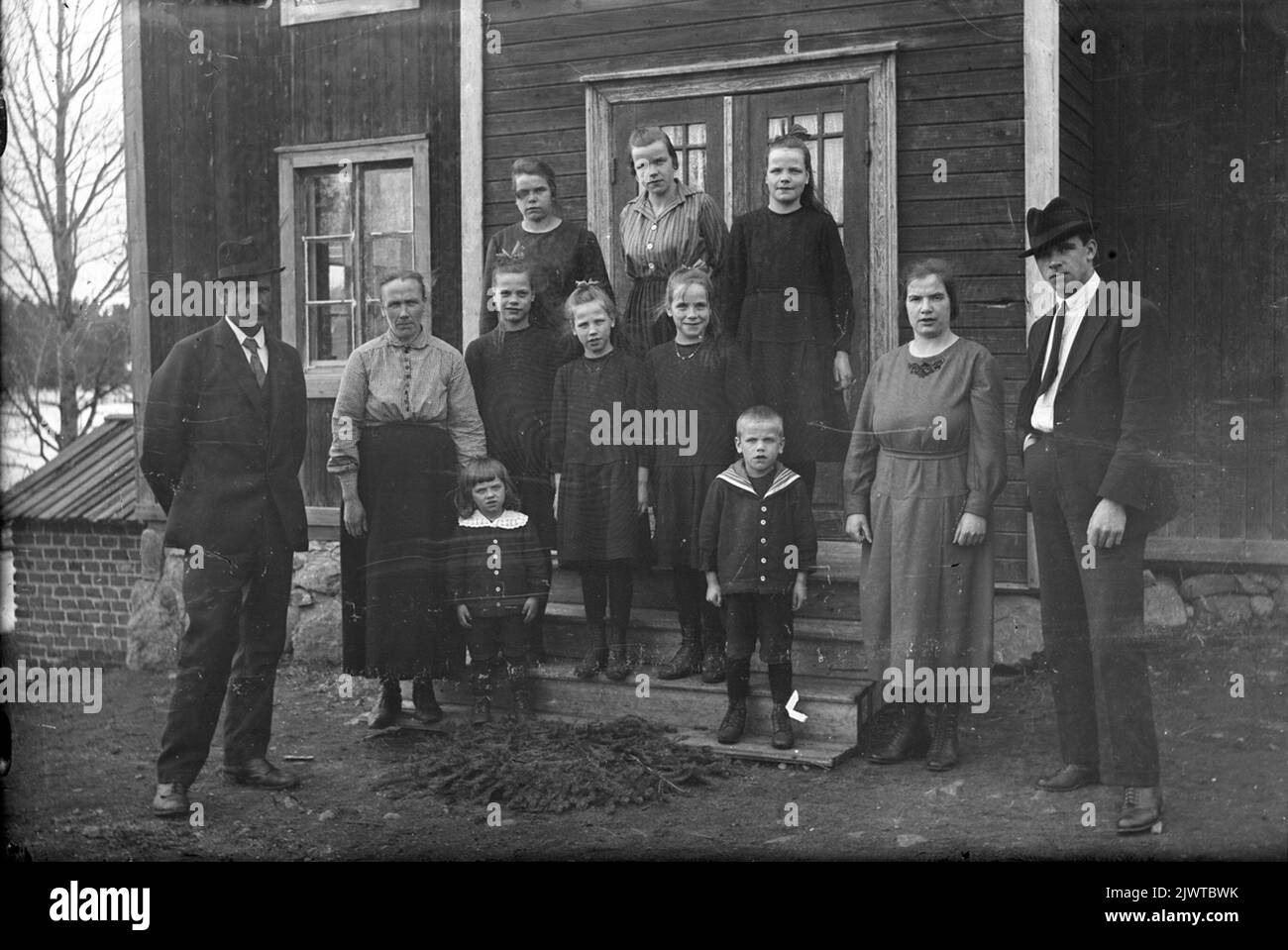 Mason A. W. Alm with family. From left Anders Wilhelm Alm b. November 28, 1875 on May 24, 1952, Karin Östlund-Olm b. 4 December 1876 d. July 14, 1935. At the top from left Linnea b. September 22, 1906, Karin b. October 18, 1908, Nancy F . 12 March 1909. Middle from left Stina b. April 10, 1910 (twin), Märta October 15, 1911, Brita April 10, 1910 (twin), Frida b. April 7, 1902, August July 2, 1900. Farthest from left Göran September 15 1918 and Sune March 23, 1916 Murare A. W. Alm med familj. Från vänster Anders Wilhelm Alm f. 28 november 1875 d. 24 maj 1952, Karin Östlund-Alm f. 4 december 187 Stock Photo