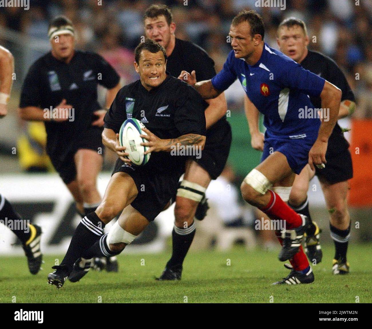New Zealands Carlos Spencer runs the ball during the Rugby World Cup third place play-off match between France and New Zealand at Telstra Stadium in Sydney tonight