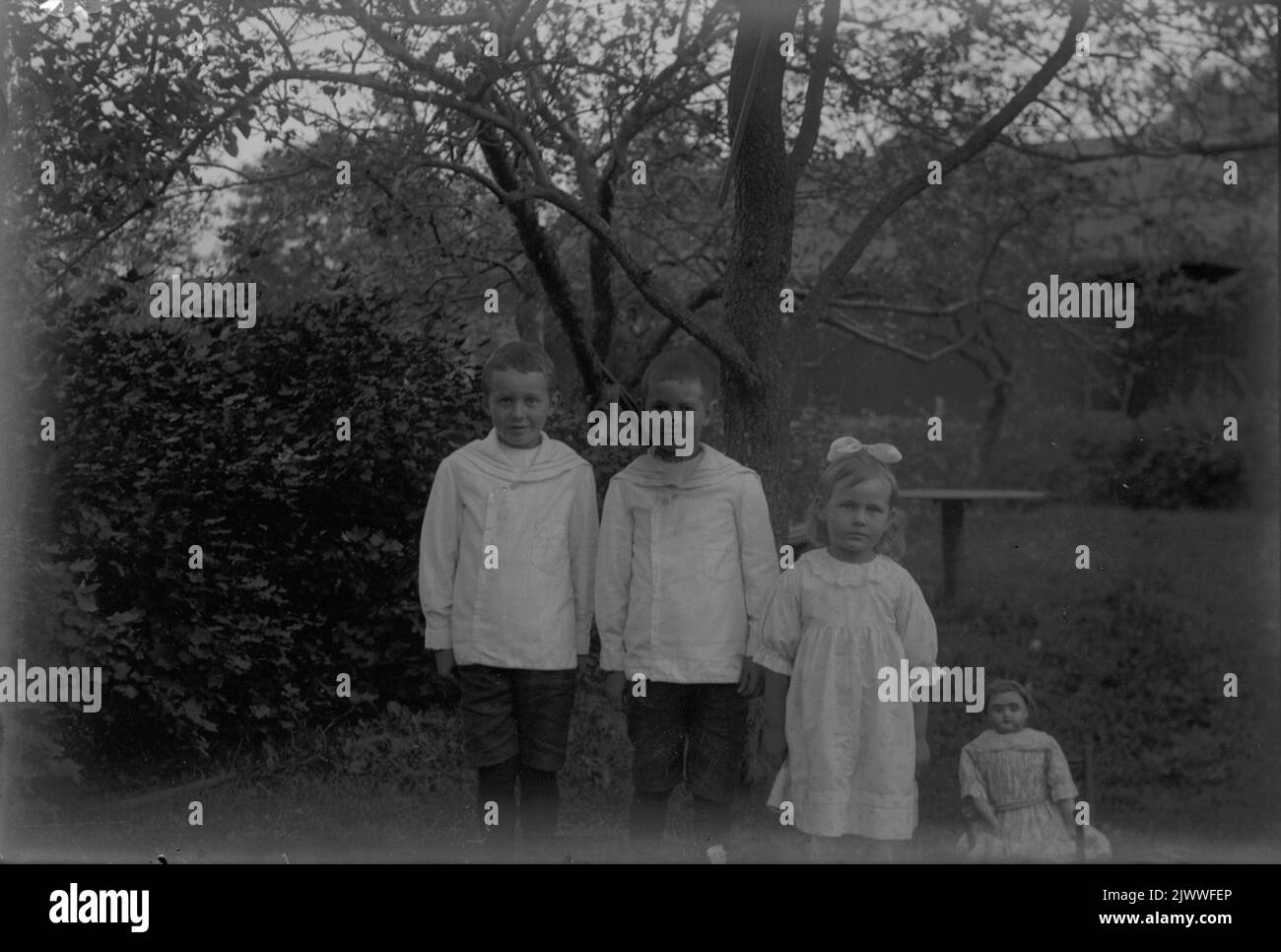 Children in garden. Barn i trädgård Stock Photo Alamy