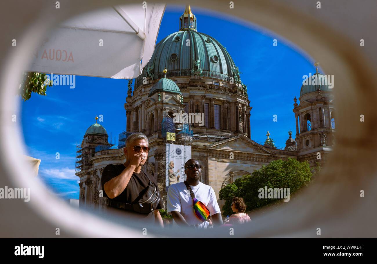 Sommerlicher Blick auf den Berliner Dom mit Fußgängern im Bild. Stock Photo