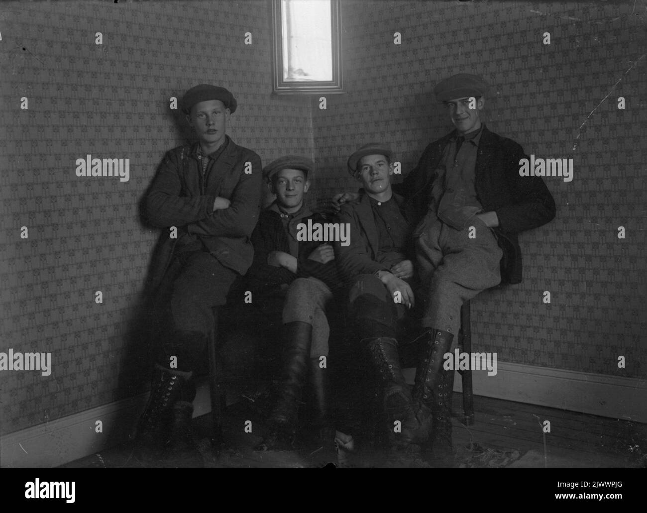 Figure four pose Black and White Stock Photos & Images - Alamy