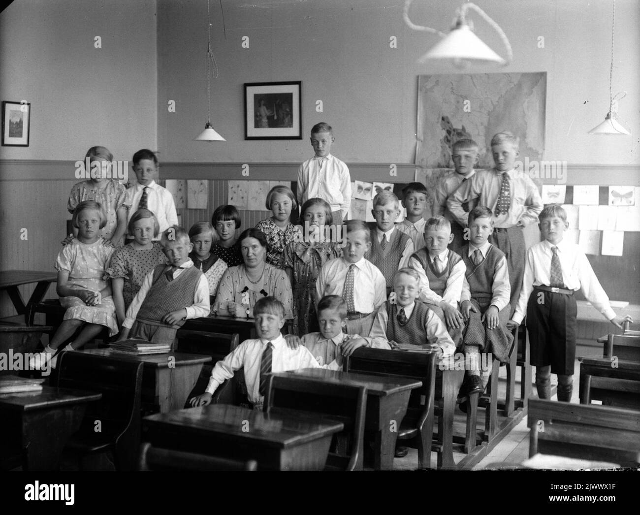 Old school in Bergby around 1936-37. At the far end of the left: Bertil Viklund (Häckeläng), Lennart Silén (Sjökalla) and Stig Eklund (Bergby). Second row from left: Thea Elg (Bergbybacken), Anna Sandin (Häckeläng), Ivan Jonsson (Åbyn), Ingrid Sjöberg (Häckelsäng), Ebba Högvall (Wij), teacher Mia Westerberg, Anna Sundkvist (Häckelsäng), Britta Jonsson, Olle Lindberg (Wij), Martin Häggblom (Häckeläng), Arne Persson (Sjökalla), Arne Öberg (Berg) and Pettersson (Bergby). At the back left: Anna-Lisa Vinkvist (Fors), Birger Viklund (Häckeläng), Rune Andersson, Olle Lindström (Häckelsäng), Yngve And Stock Photo