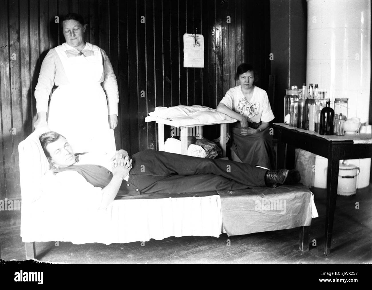 Varav Interior, three people, including a nurse. Interiör, tre personer ...