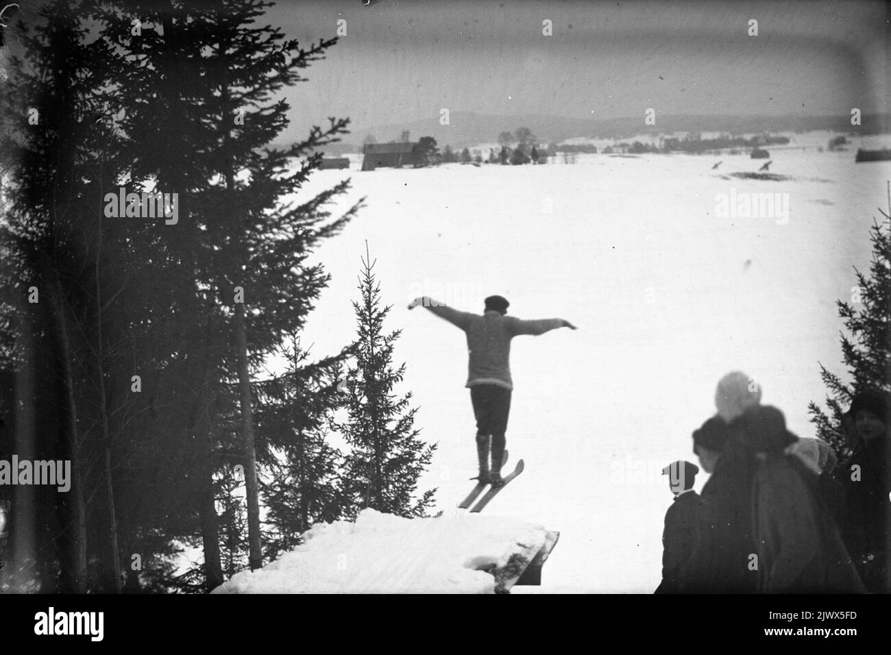 Jumpback in Bergströmshagen, ski jumping with Enok Eriksson. Photo around 1915. Hoppbacken i Bergströmshagen, skidhoppning med Enok Eriksson. Foto omkring 1915. Stock Photo