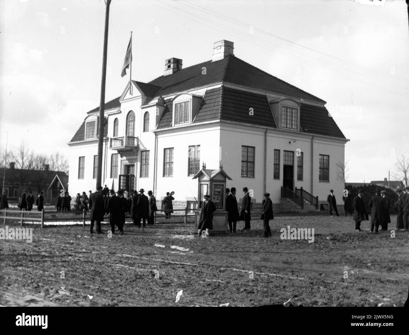 Torsåkers Municipal House, built in 1909. Parliamentary elections on April 5, 1914. Torsåkers kommunalhus, byggt 1909. Riksdagsvalet den 5 april 1914. Stock Photo