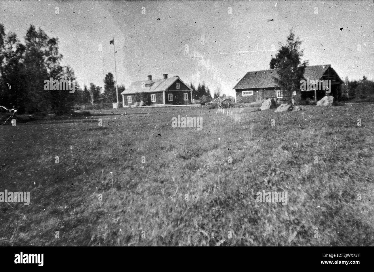 Eskö village. Outskrsvägen 72. Owner Mona Wennberg. 1985. The picture taken in 1927 by Sven Åström, Eskön. The dwelling house was moved to the present location in the 1870s. Eskö by. Utskärsvägen 72. Ägare Mona Wennberg. 1985. Bilden tagen 1927 av Sven Åström, Eskön. Boningshuset flyttades till nuvarande plats på 1870-talet. Stock Photo