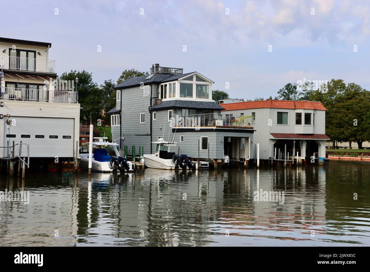 Houses by Clifton Lagoon on Rocky River in Lakewood, Ohio Stock Photo
