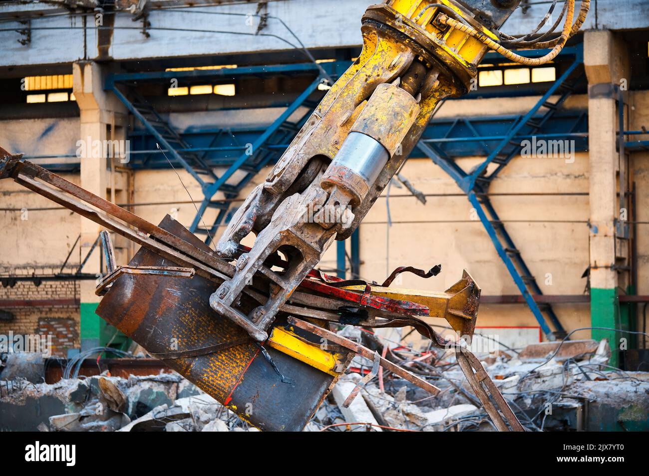 Hydraulic scissors carry scrap metal Stock Photo Alamy