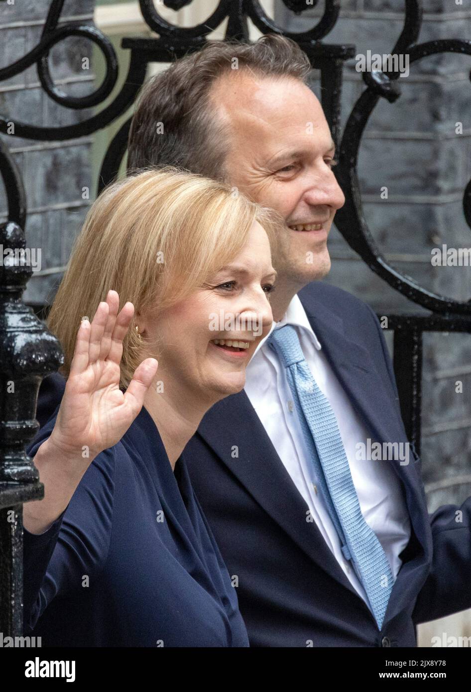 Pic Shows Liz Truss And Husband Hugh O Leary Arrive At Downing Street 