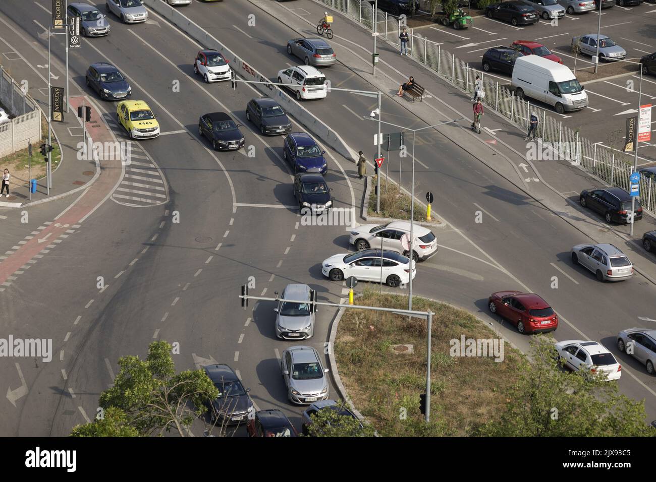 Car traffic downtown hi-res stock photography and images - Alamy