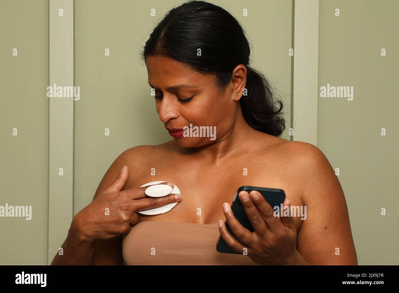 EDITORIAL USE ONLY Participants try out Dotplot, a device designed by Debra Babalola and Shefali Bohra to assist women in performing monthly breast self-checks, which has been announced as the winner of the UK James Dyson Award 2022. sue date: Wednesday September 7, 2022. Stock Photo