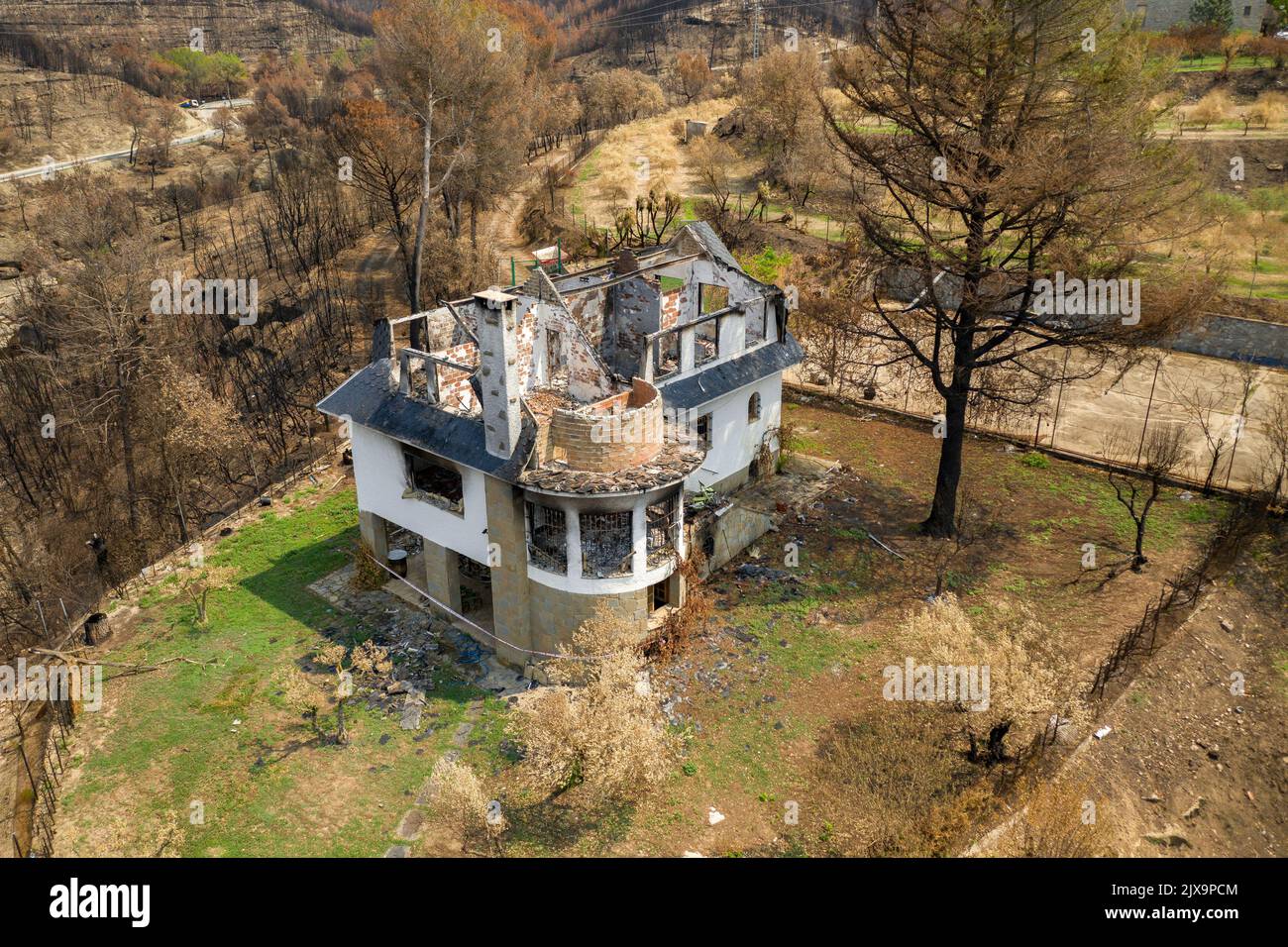 House burned and calcined by the 2022 Pont de Vilomara wildfire (Bages, Barcelona, Catalonia, Spain)  ESP: Casa quemada y calcinada por un incendio Stock Photo