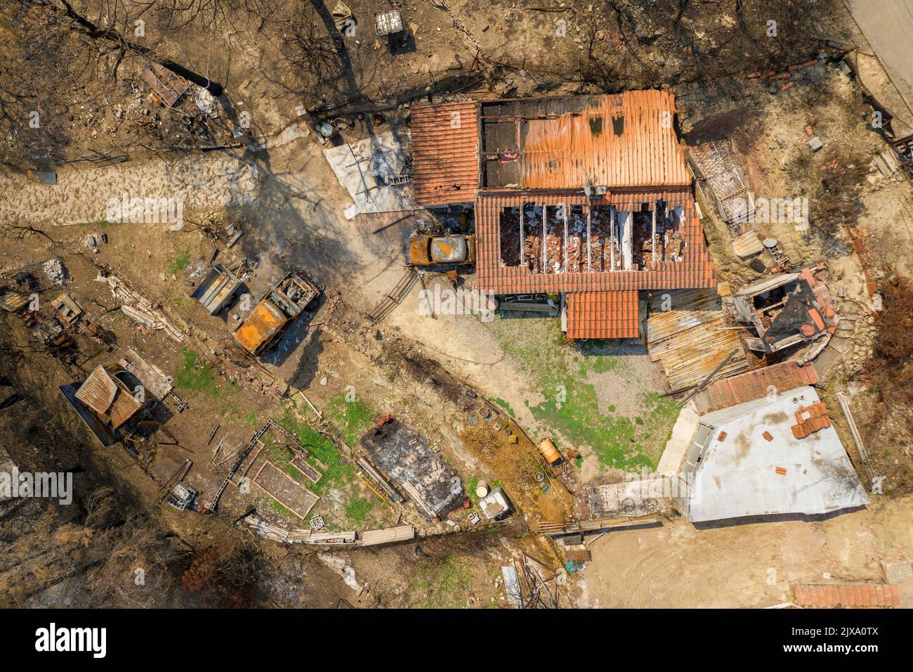 Houses, gardens and vehicles burned after the 2022 Pont de Vilomara fire (Barcelona, Catalonia, Spain)  ESP: Casas, jardines y vehículos quemados Stock Photo