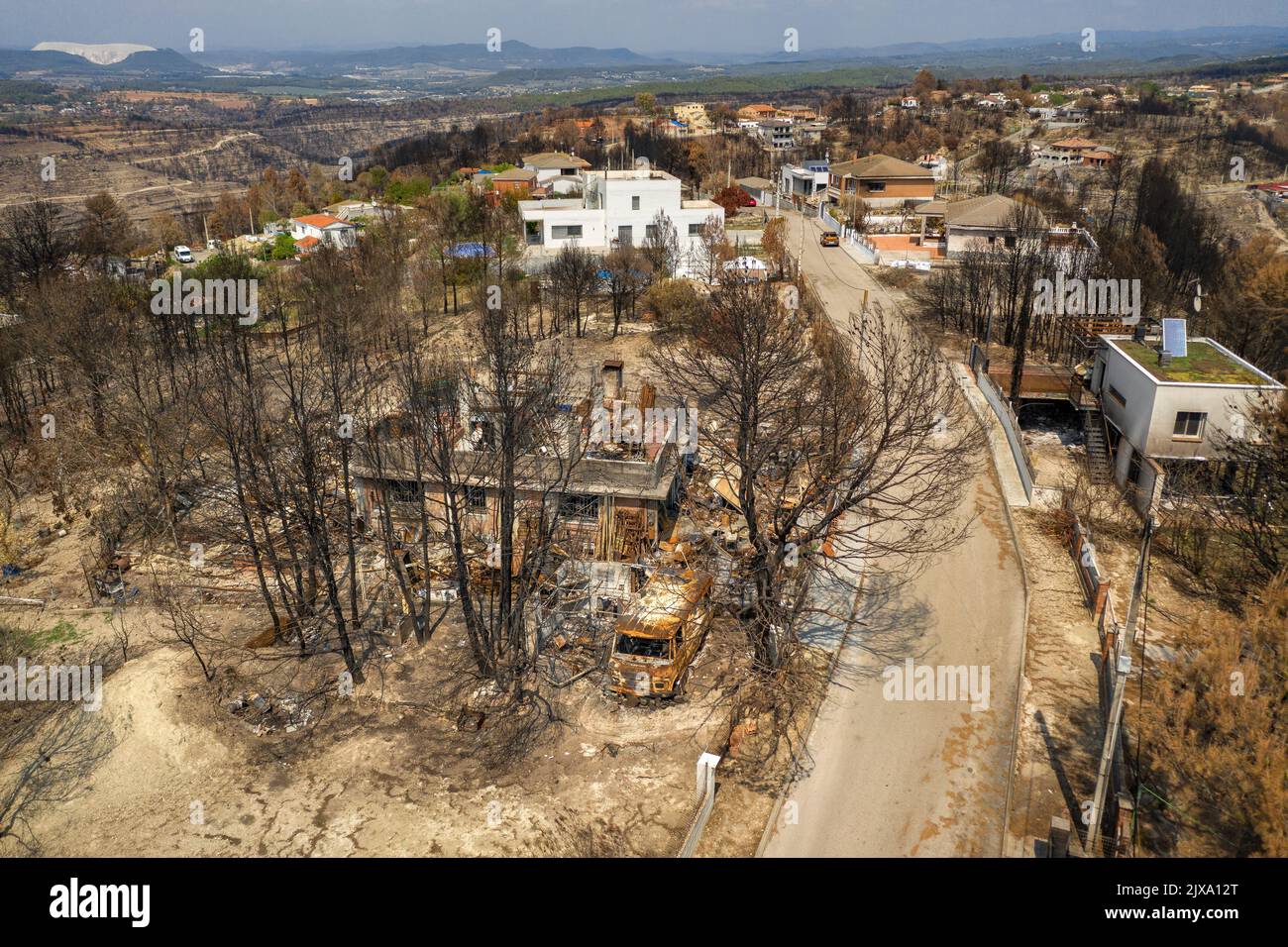 Houses, gardens and vehicles burned after the 2022 Pont de Vilomara fire (Barcelona, Catalonia, Spain)  ESP: Casas, jardines y vehículos quemados Stock Photo