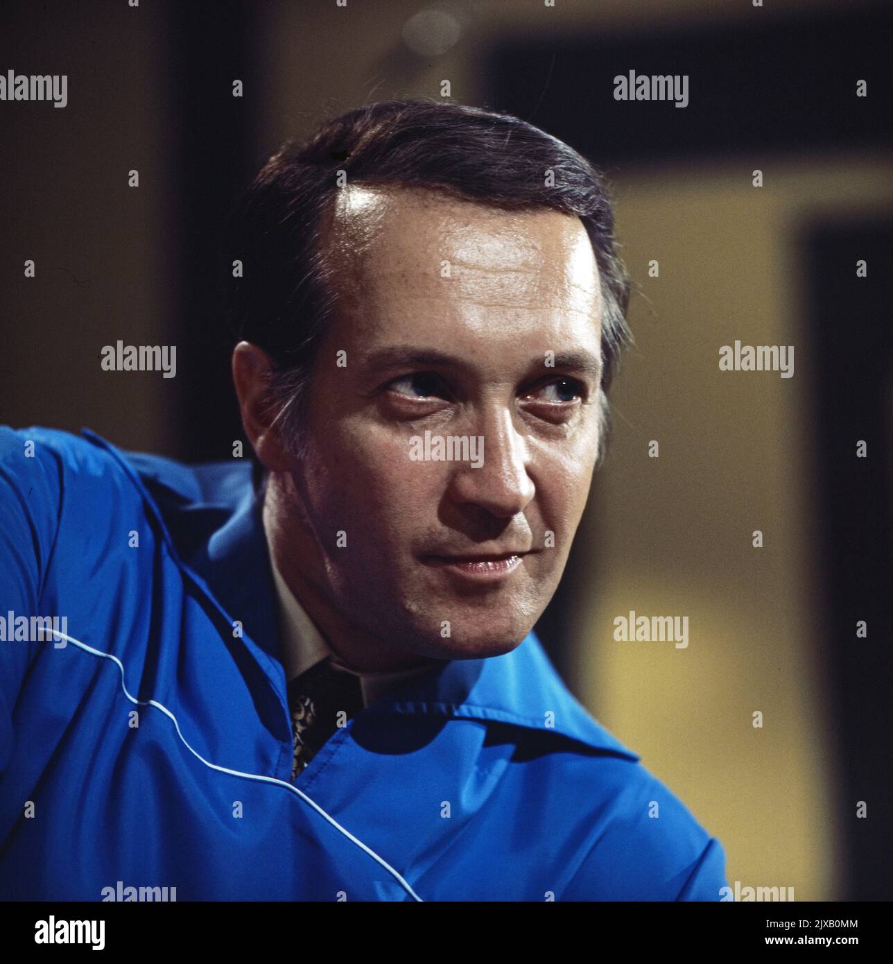 Das Kreuzworträtselspiel, Spielshow, Deutschland 1971, Mitwirkende: Ernst Stankovski als Friseur im blauen Hemd. Stock Photo