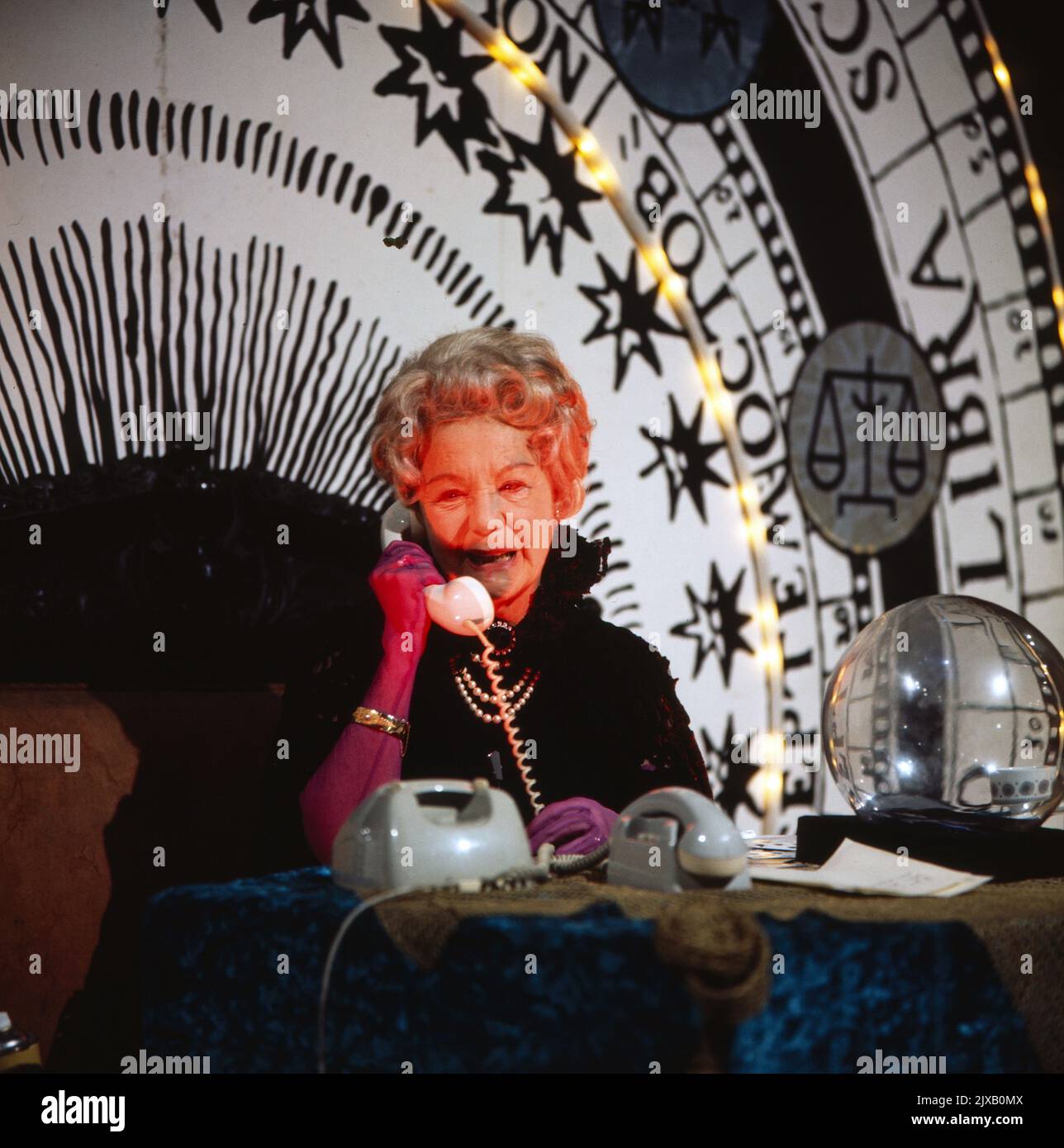 Das Kreuzworträtselspiel, Spielshow, Deutschland 1971, Mitwirkende: Schauspielerin Erika von Thellmann als Wahrsagerin. Stock Photo