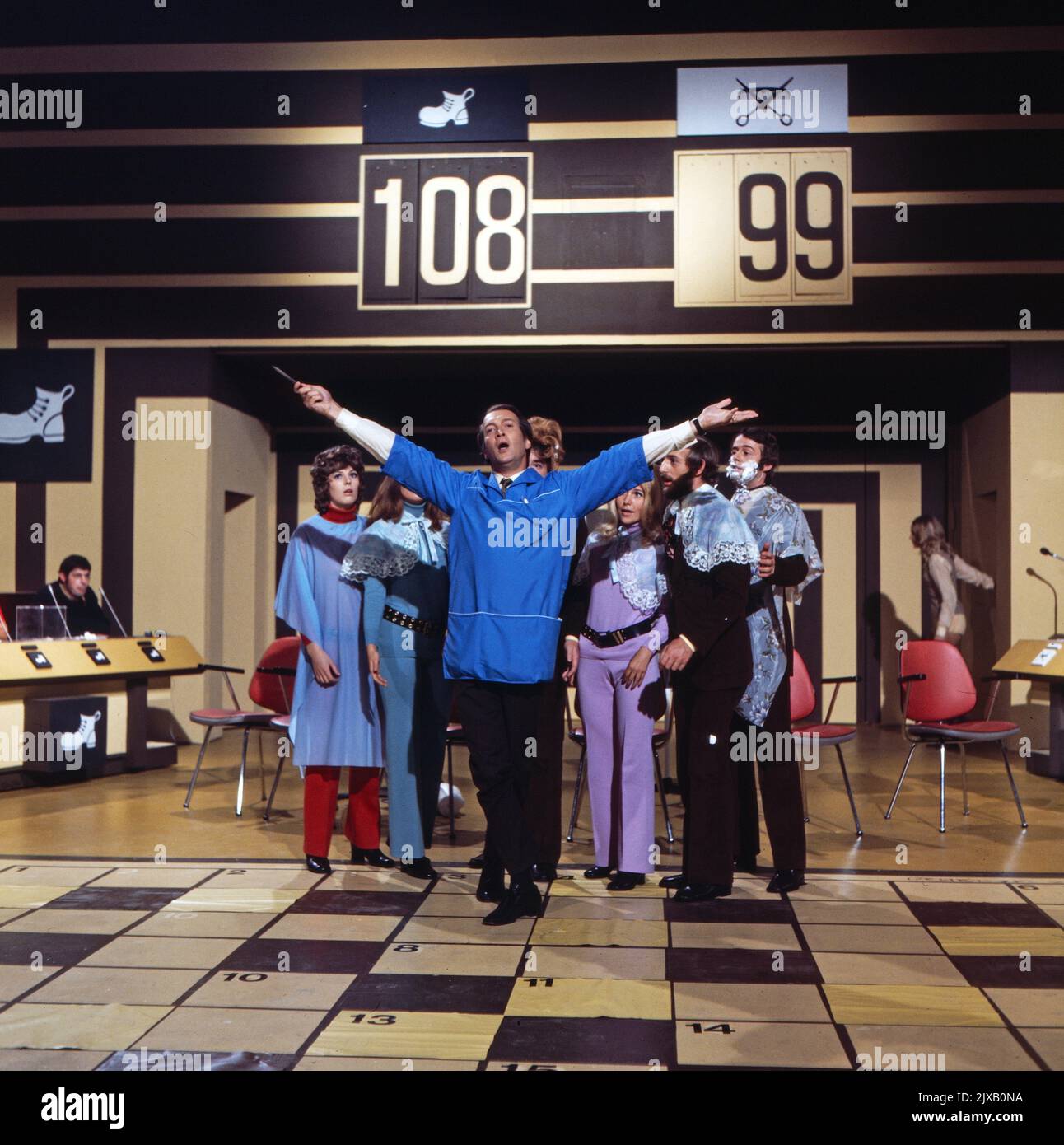Das Kreuzworträtselspiel, Spielshow, Deutschland 1971, Mitwirkende: Ernst Stankovski als Friseur im blauen Hemd mit seiner Kundschaft. Stock Photo