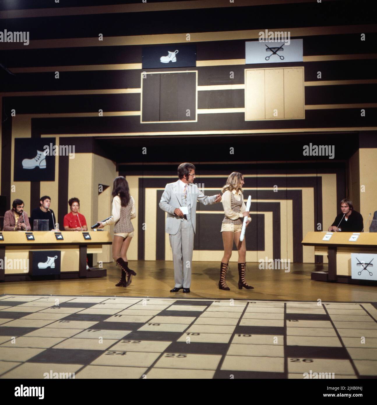 Das Kreuzworträtselspiel, Spielshow, Deutschland 1971, Moderator Dieter Thomas Heck und Assitentinnen. Stock Photo