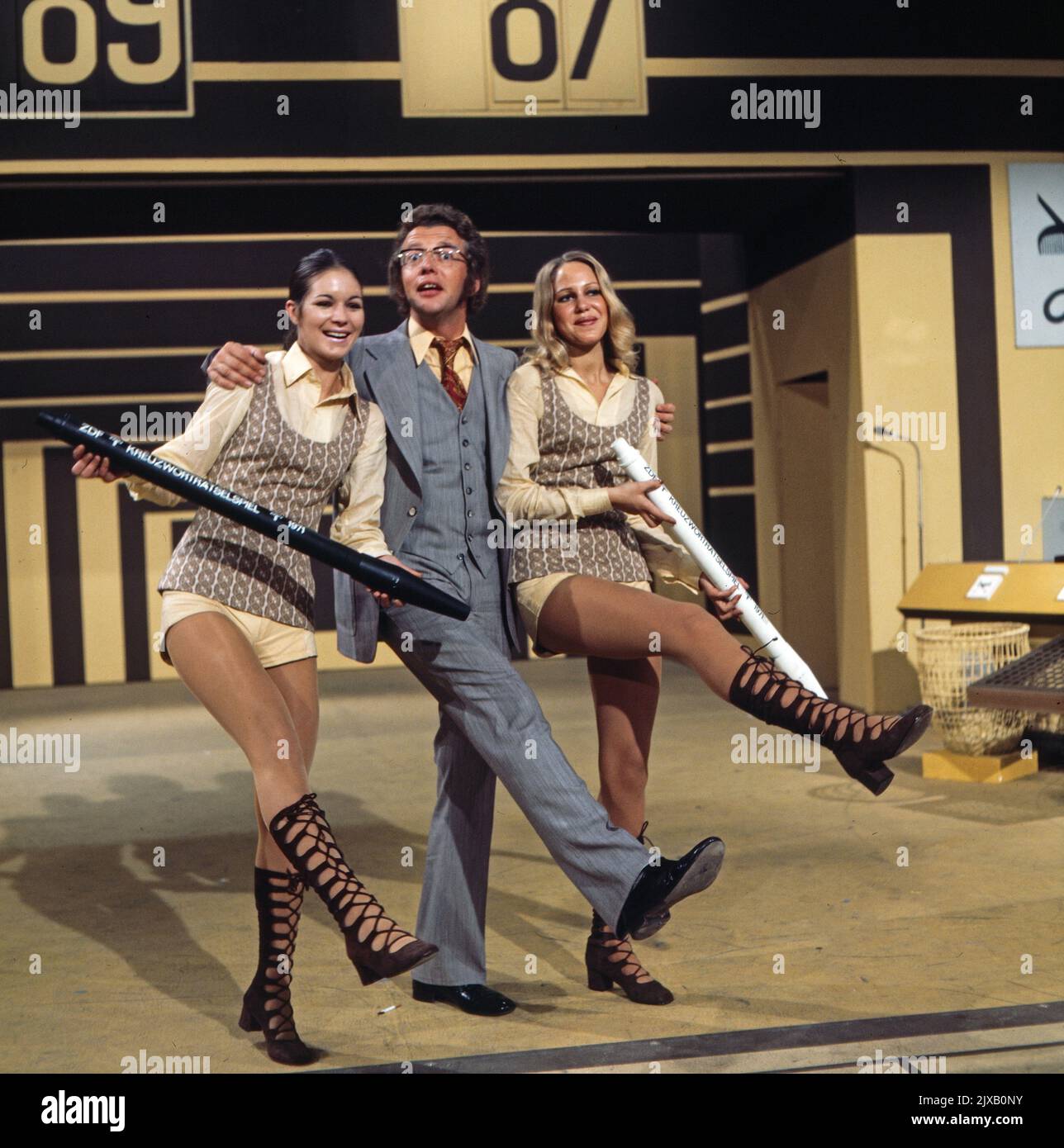 Das Kreuzworträtselspiel, Spielshow, Deutschland 1971, Moderator Dieter Thomas Heck tanzt mit Assitentinnen. Stock Photo