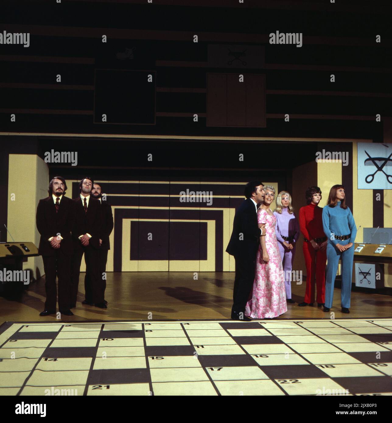 Das Kreuzworträtselspiel, Spielshow, Deutschland 1971, Mitwirkende: Maurice Besancon, Isy Oren und die Borns-Singers. Stock Photo