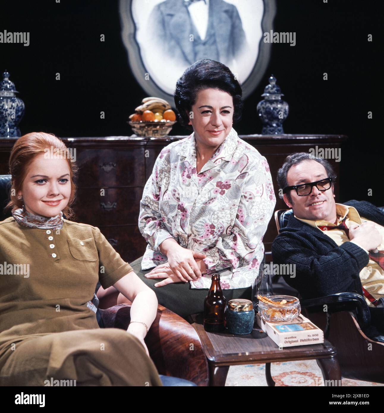 Die Computer-Show, Unterhaltungsshow, Deutschland 1971, Mitwirkende: Karin Buchhholz, Inge Wolffberg, Joachim Strietzel als 'Die Fernsehfamilie'. Stock Photo