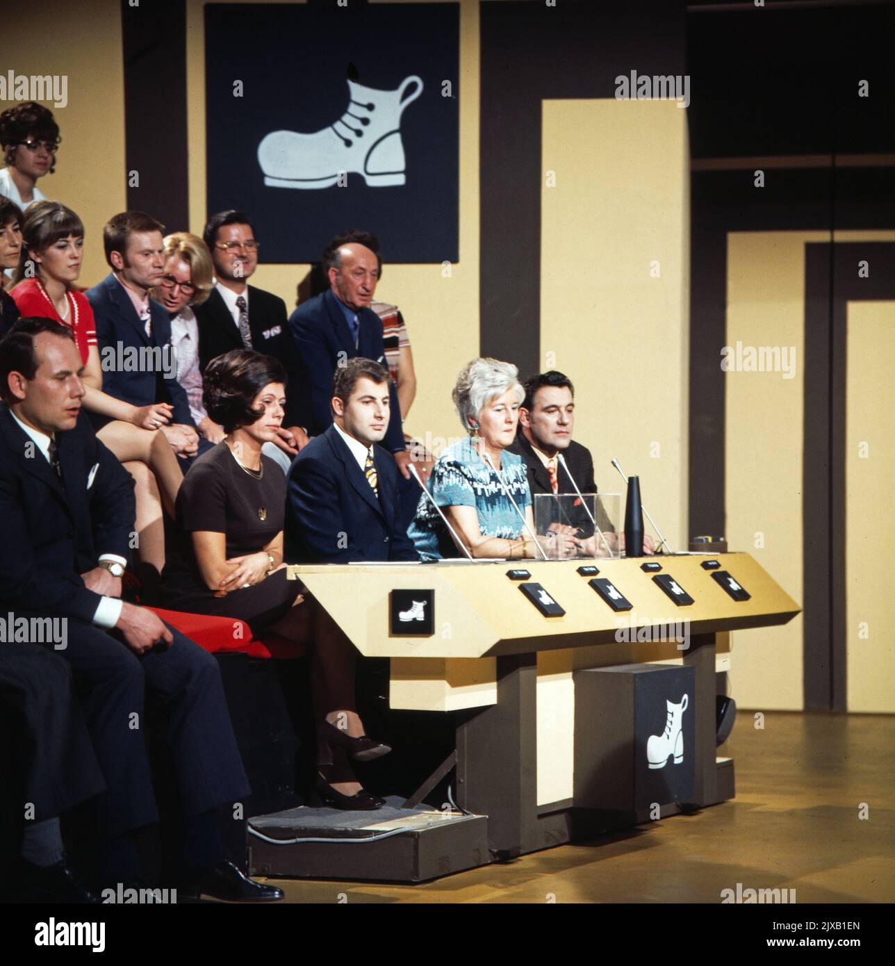 Das Kreuzworträtselspiel, Spielshow, Deutschland 1971, Mitwirkende: Mannschaft Schuhmacher. Stock Photo