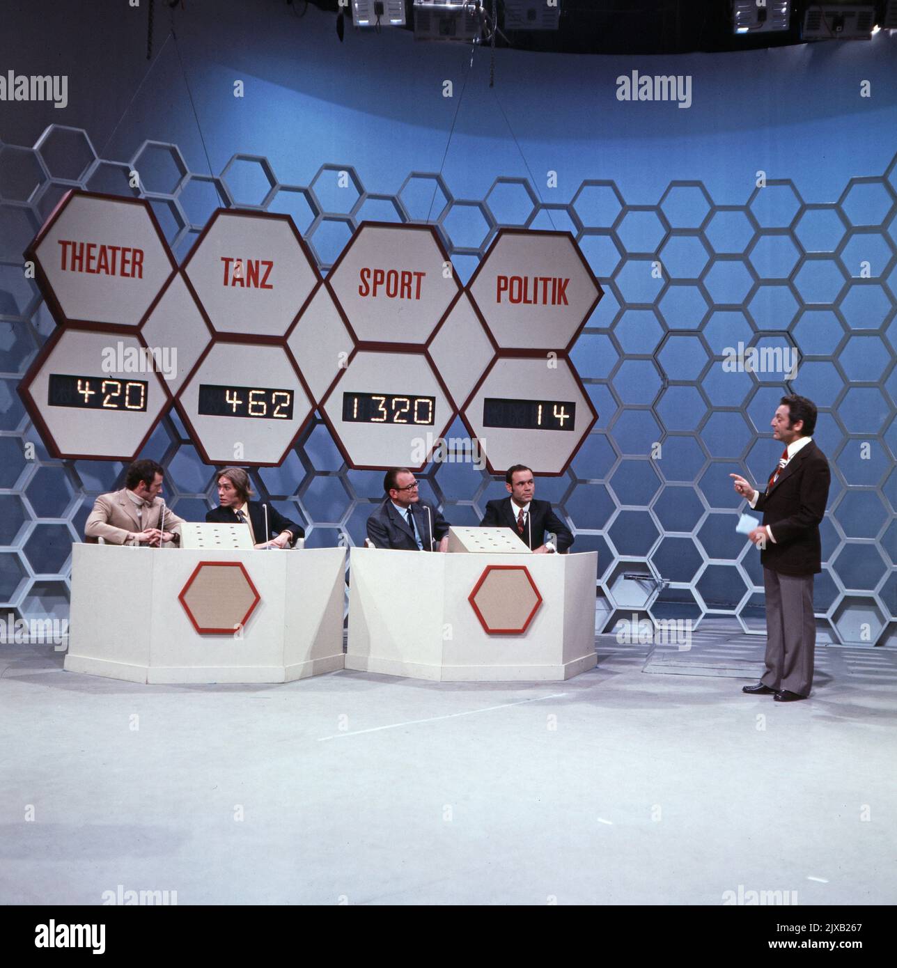 Dalli Dalli, Spielshow, Deutschland 1971 - 1986, Sendung vom 4. November 1971, Moderator Hans Rosenthal mit den Mannschaften 'Sport' und 'Politik'. Stock Photo